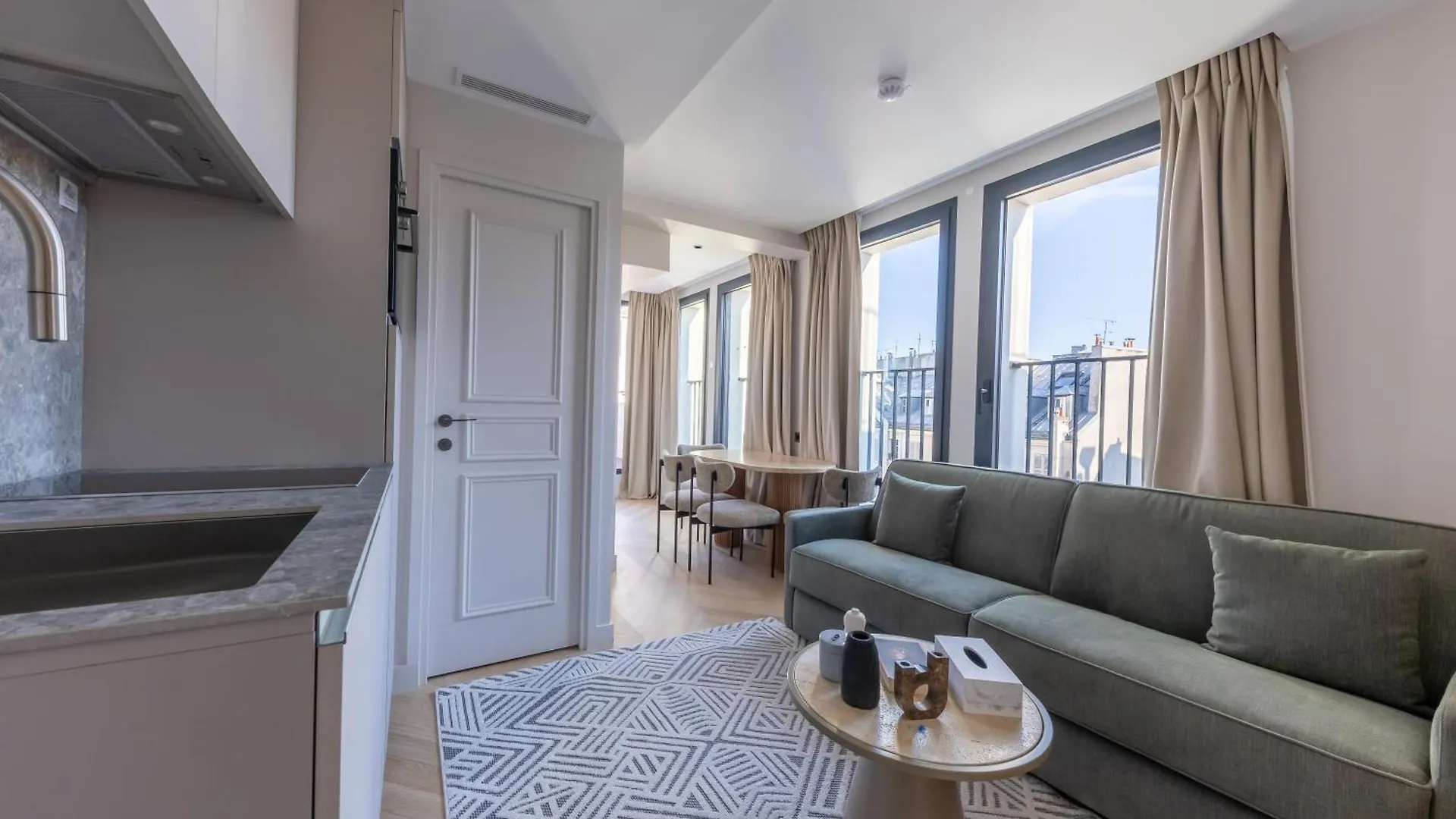 Quartier Libre Opera Apartahotel 5*